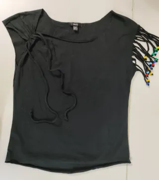 Original camiseta de verano. Escote con adornos.