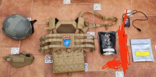 Chaleco táctico, casco, pistolera y bolsa ignífuga