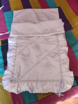 Ropa de cuna blanca con volantes