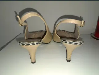 Zapatos salón destalonados beige y blanco T37