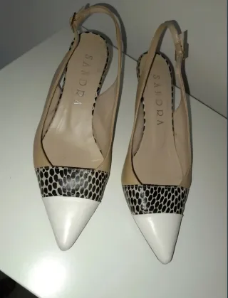 Zapatos salón destalonados beige y blanco T37