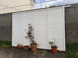 Puerta de jardín blanca