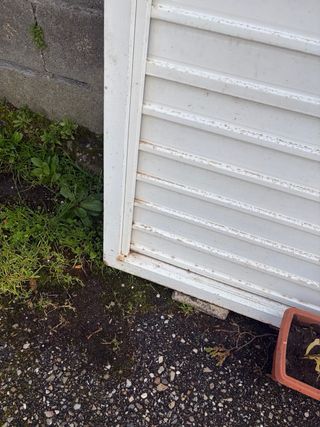 Puerta de jardín blanca