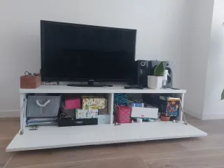 Mueble TV en buen estado. Puesta abatible