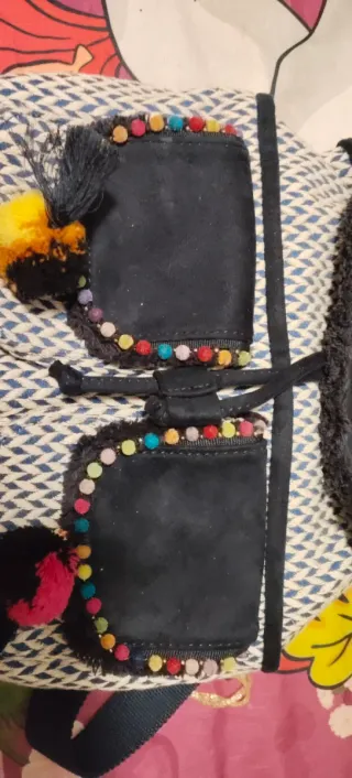 Mochila bordada con flecos y pompones