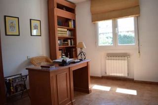 Librerías (2) de madera maciza.