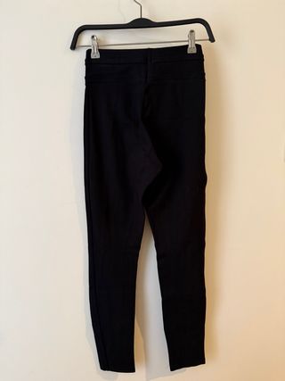 Pantalones negros Calzedonia con botones dorados
