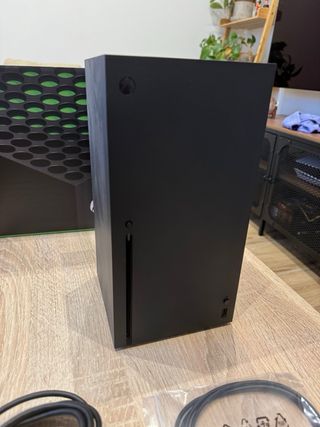 Xbox Series X Negra + Mando y Cables