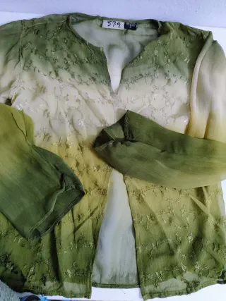 Camisola hippie semitransparente con aberturas.