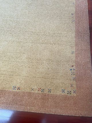 Alfombra beige y marrón con diseño