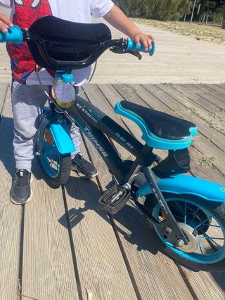 Bicicleta infantil azul y negra 14 pulgadas