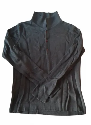 Camiseta gris cuello alto botones