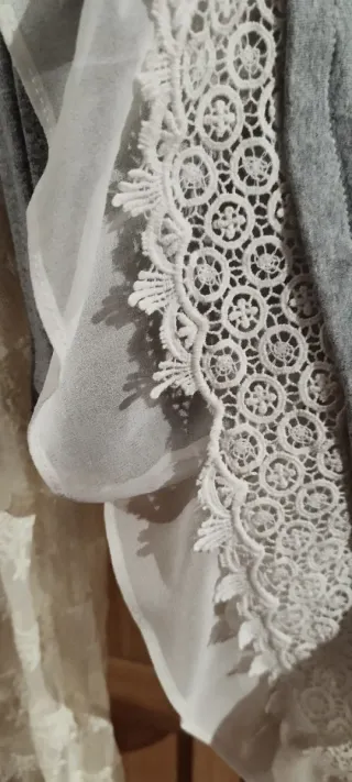 Vestido Poète gris con encaje blanco