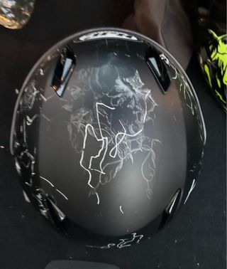 Casco HJC negro con diseño. Nuevo.