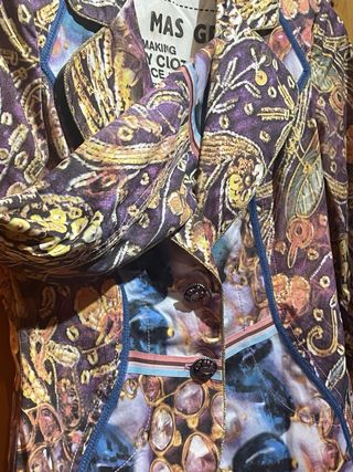 Americana Jota Mas Ge estampada botones joya