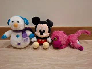 3 peluches: Mickey, muñeco nieve y mono