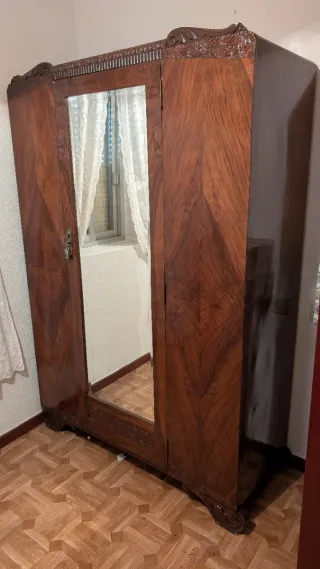 Armario de madera con espejo