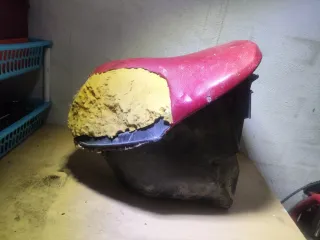 Baúl y asiento Yamaha Aerox rojo