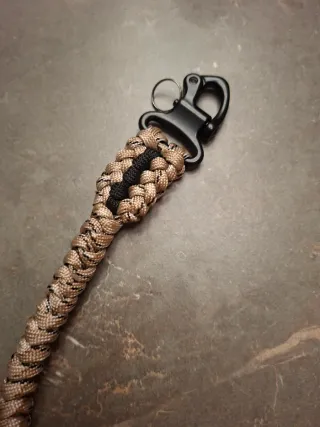 Puño de Mono Paracord con Calavera Negra
