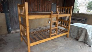 Litera de madera con somieres y escalera