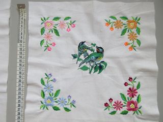 Tessuto con ricami floreali e uccelli
