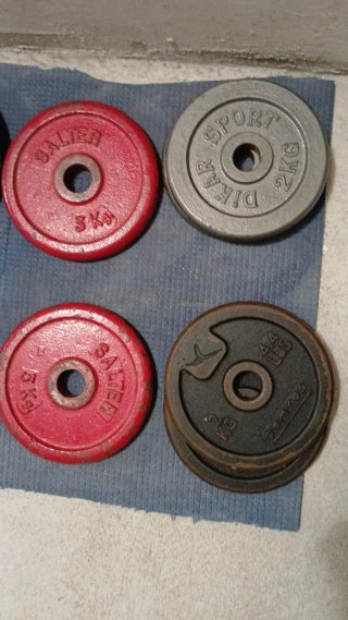 Discos de pesas de varios kilos.