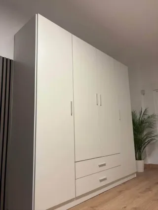 Armario blanco de madera