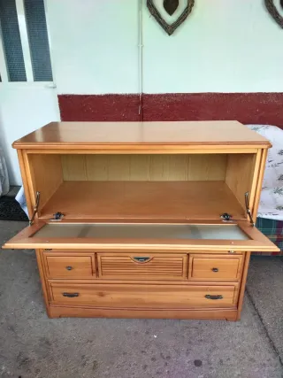 Cómoda de madera con puertas de cristal