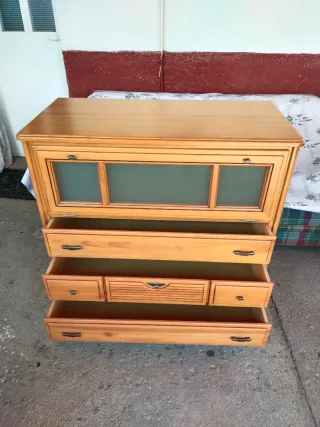 Cómoda de madera con puertas de cristal