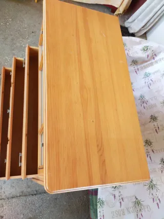 Cómoda de madera con puertas de cristal