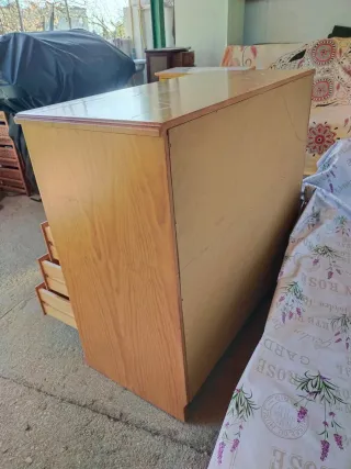 Cómoda de madera con puertas de cristal