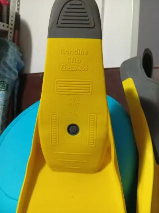 Aletas de buceo amarillas