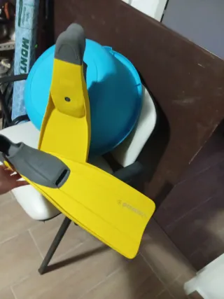 Aletas de buceo amarillas