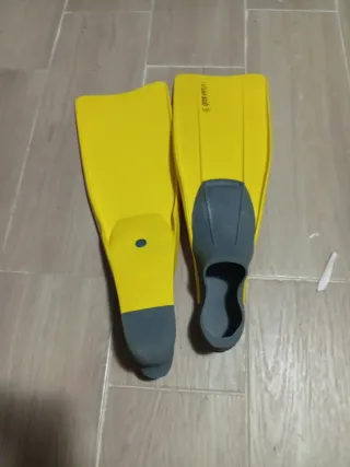 Aletas de buceo amarillas