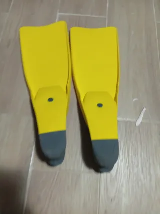 Aletas de buceo amarillas
