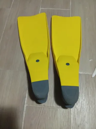 Aletas de buceo amarillas