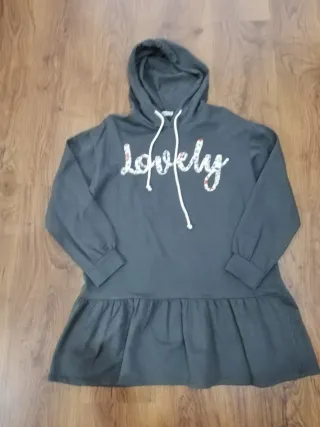 Vestido gris con capucha y volantes