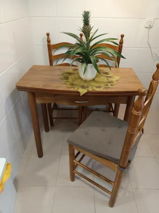 Conjunto mesa y 3 sillas madera