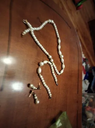 Collar, pendientes y pulsera de perlas