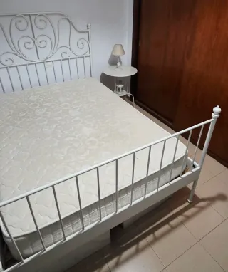 Mesita de noche con lámpara y farolillo ikea