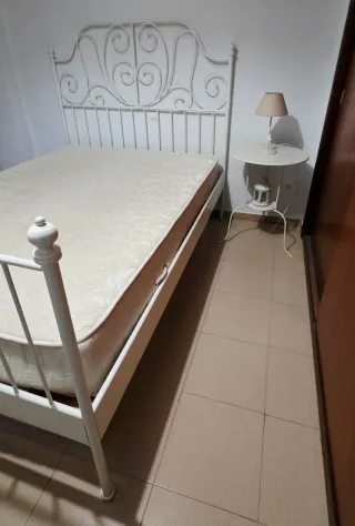 Mesita de noche con lámpara y farolillo ikea