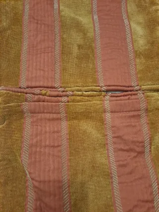 Fundas de cojín doradas y naranjas