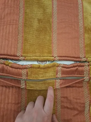 Fundas de cojín doradas y naranjas