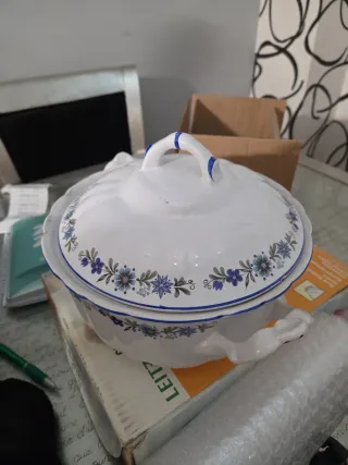 Sopera de porcelana con tapa