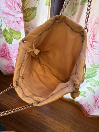 Bolso acolchado beige con cadena