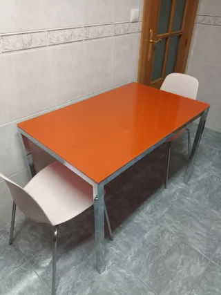 Mesa de cristal naranja y metal
