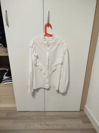 Blusa blanca con volantes