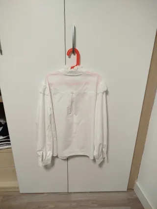 Blusa blanca con volantes