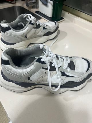 Zapatillas deportivas Kelme grises y blancas