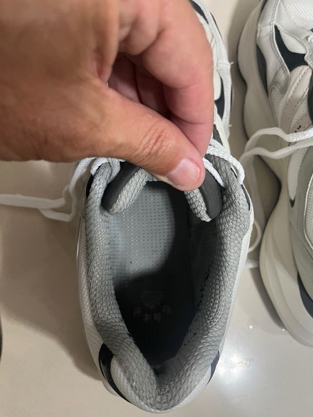 Zapatillas deportivas Kelme grises y blancas